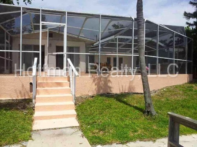 Building Photo - 3907 Versailles Dr