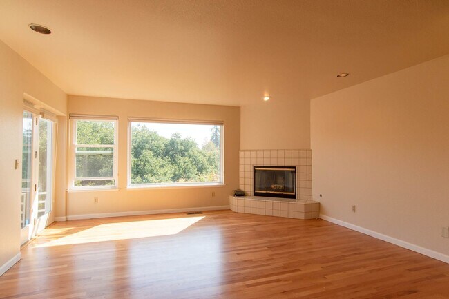 Foto del edificio - Beautifully remodeled executive level home...