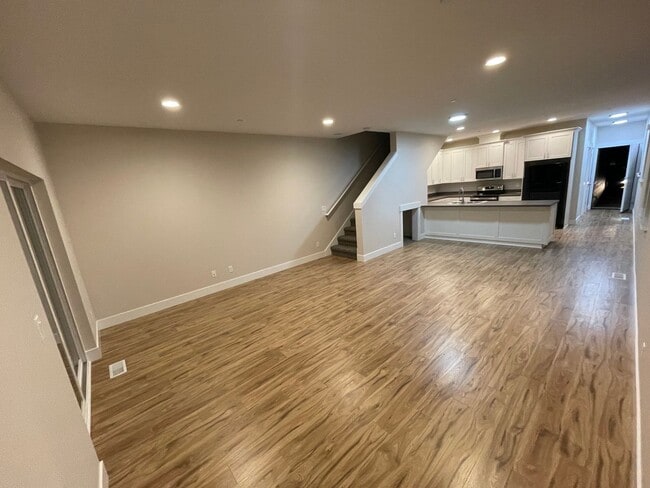 Building Photo - 1401 E Hardcastle Ave