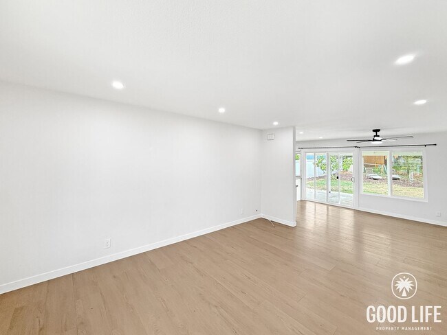 Foto del edificio - Comfortable 3B/1BA Home in Mira Mesa with Backyard, In-Unit Laundry and Garage