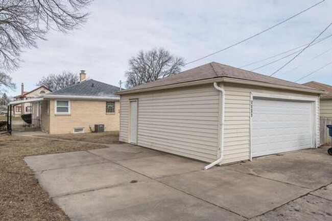Building Photo - Brick Ranch Single Family Home