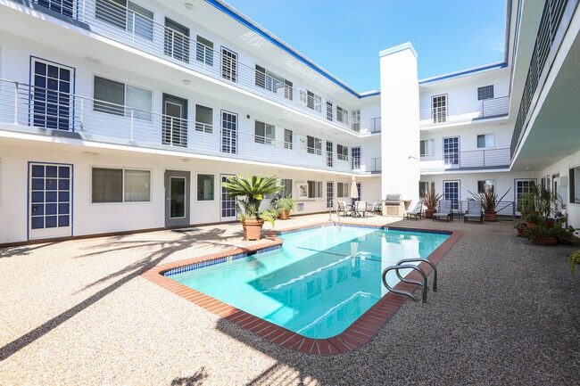 Building Photo - AMAZING CONDOMINIUM BUILDING BY THE BEACH!!