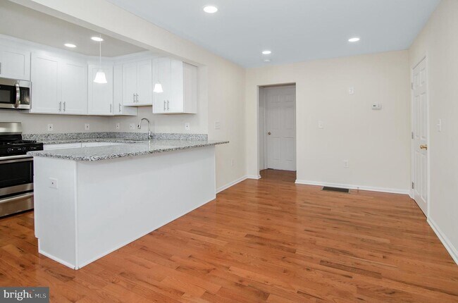 Building Photo - 410 Hornel St
