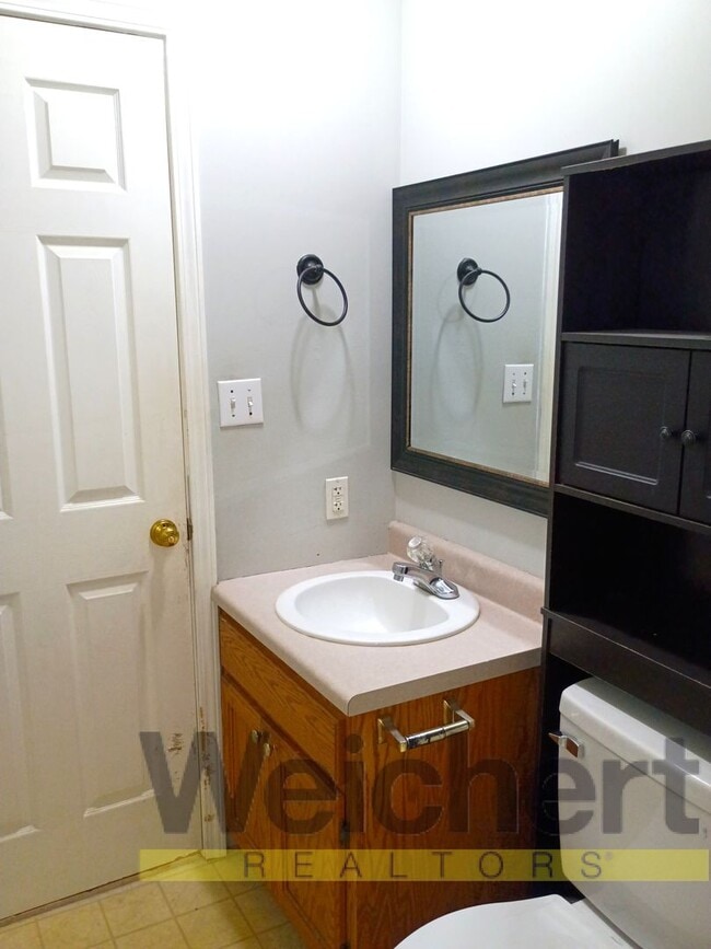 Building Photo - Spacious 3 bedroom home with attached garage