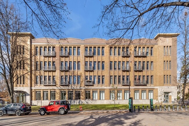 Building Photo - 880 Rue Père-Marquette