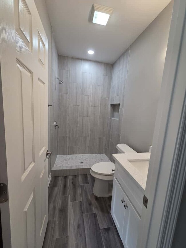 Building Photo - 508 W Tyler Ave