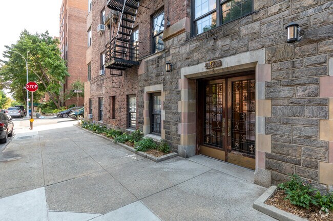 Entrance - 50 Park Terrace W