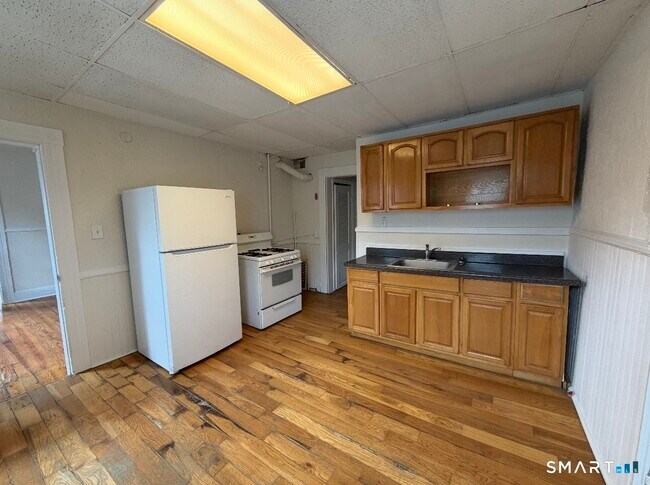 Building Photo - 120 Rennell St