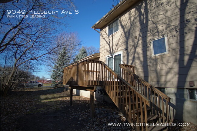 Foto del edificio - 3 Bedrooms Top Level w/ Full Bath - 2 Car ...