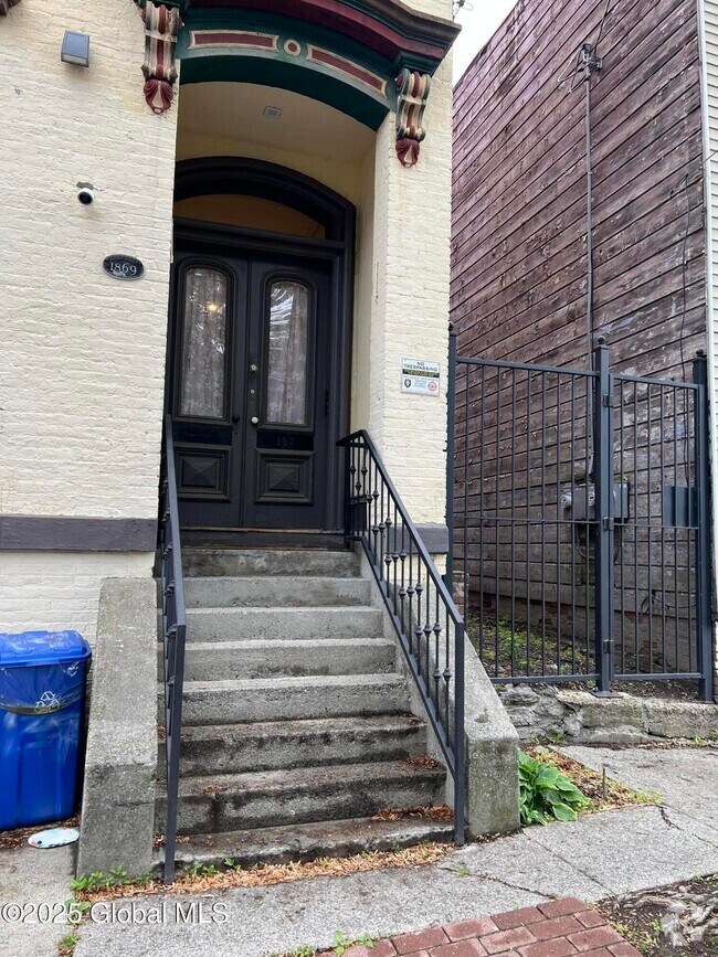 Building Photo - 137 4th Ave