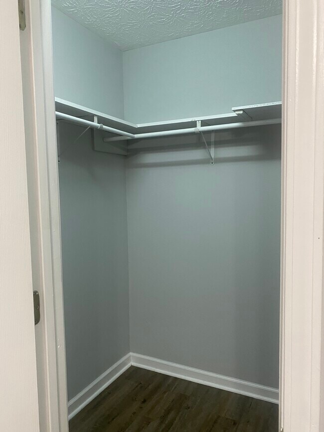 Vestidor - 1030 Jim Fox Rd