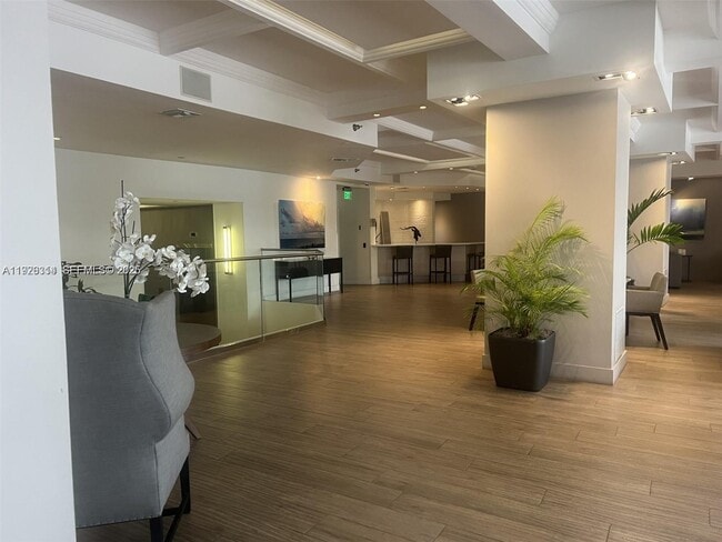 Building Photo - 100 Lincoln Rd