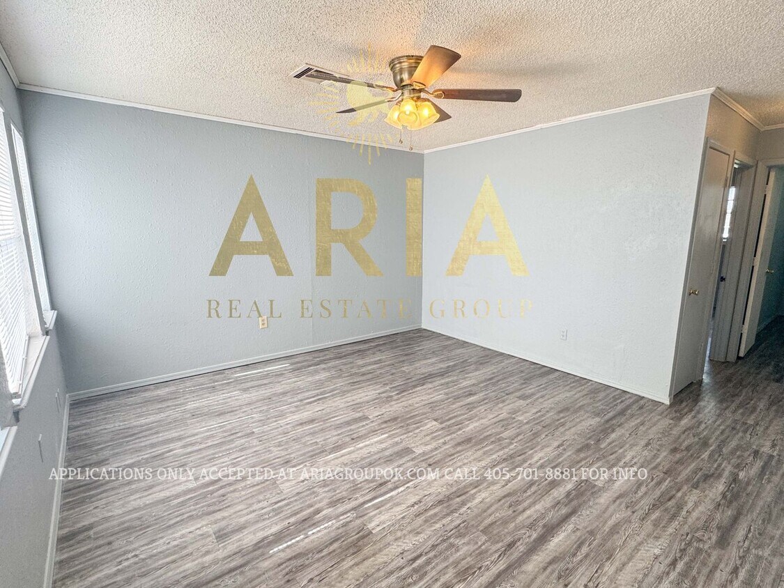 Foto principal - 2 Bed/1 Bath Tri-plex Home in Noble - AVAI...