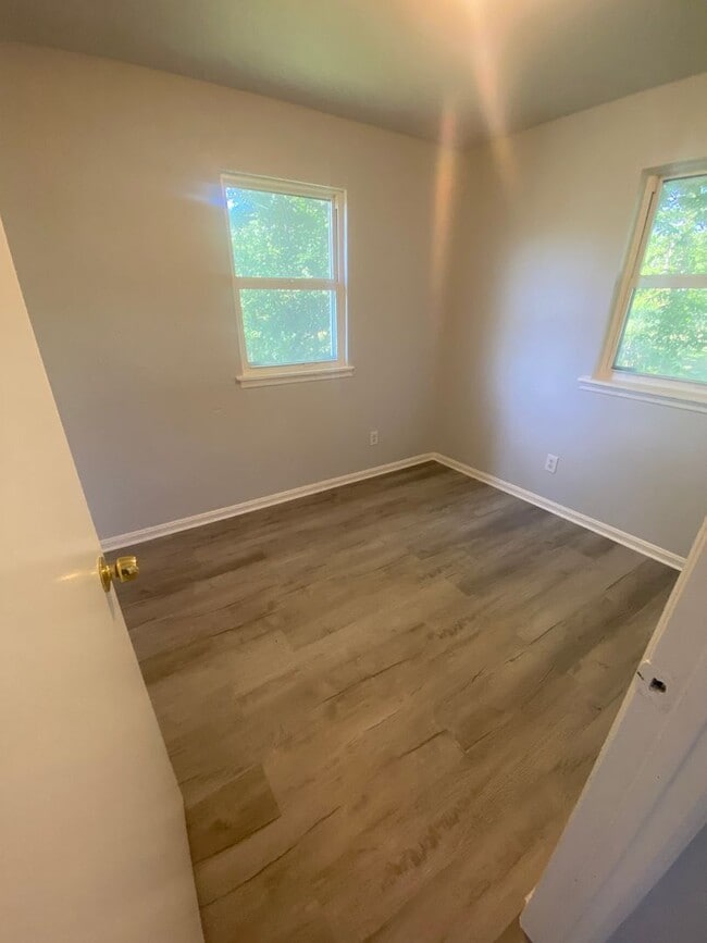 Building Photo - 2 Bedroom 1 Bath w/ Office