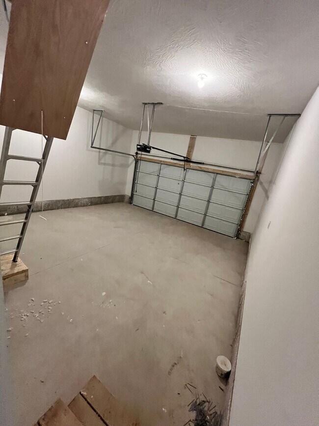 Foto del edificio - 3 bedroom 1 bath 2 car garage 1/2 Off First months rent!