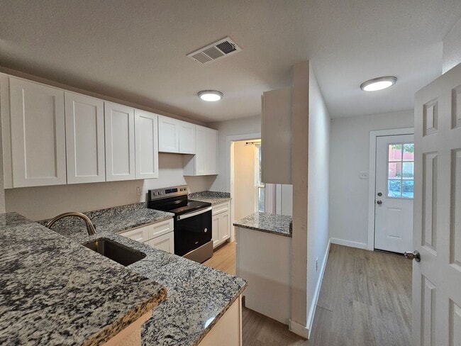 Foto del edificio - Recently rehabbed. Available now