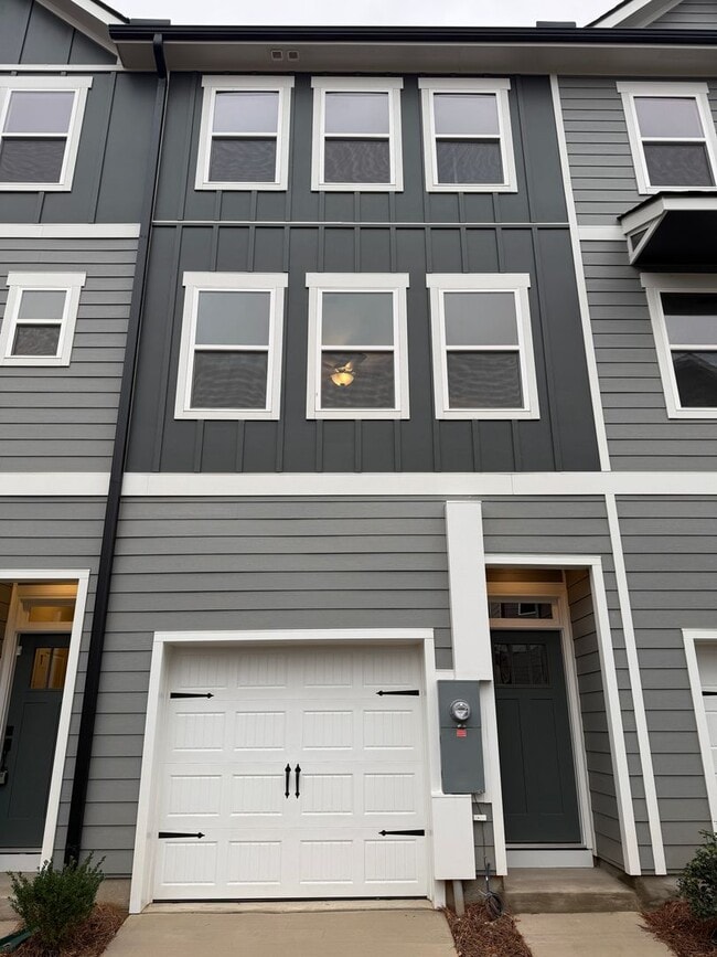 Building Photo - 704 Drakeford Ct