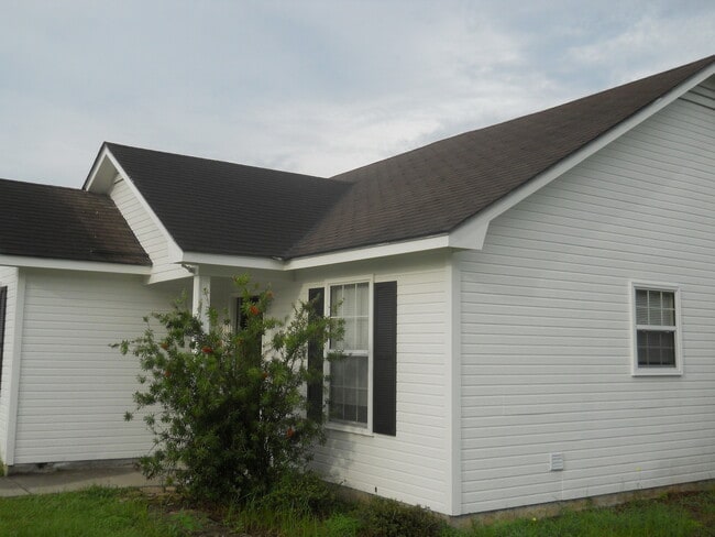 Building Photo - Home in the Kensington Green S/D!