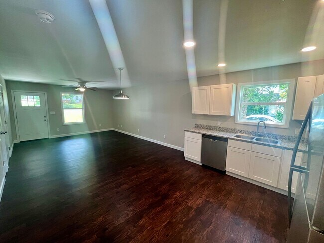 Building Photo - 3 Bedrooms | 2 Bathrooms | 1 Car Garage