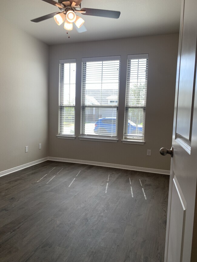 Foto del edificio - 608 Ripplewood Dr