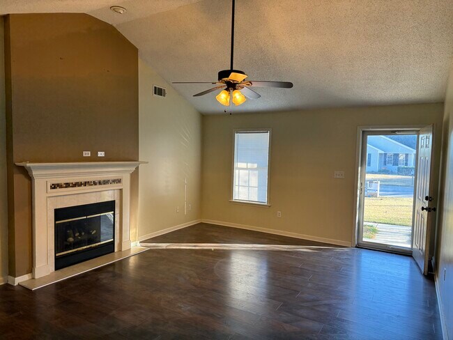 Sala de estar - 3550 Woodland Dr