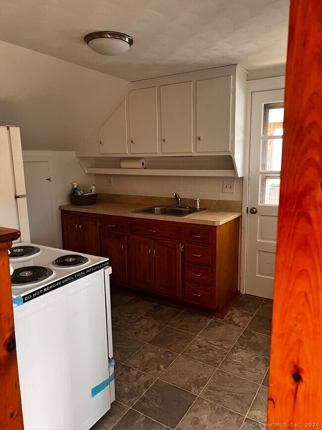 6 Woodland St, Plainville, CT 06062 Room for Rent in Plainville, CT