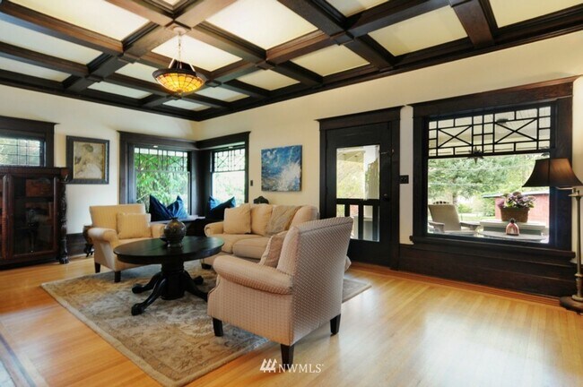 Building Photo - Big Charm in Madison Valley 4 bd 3 ba