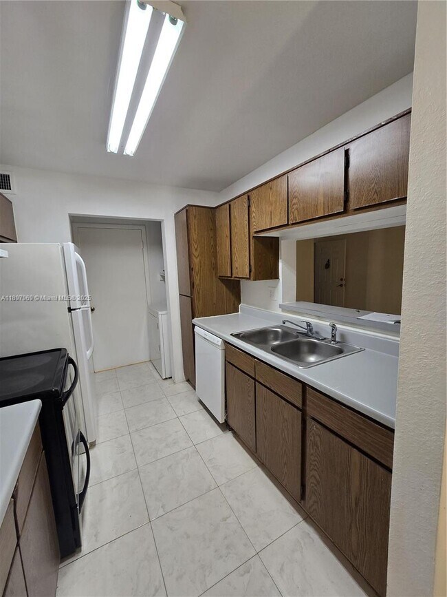 Foto del edificio - 4040 NW 87th Ave