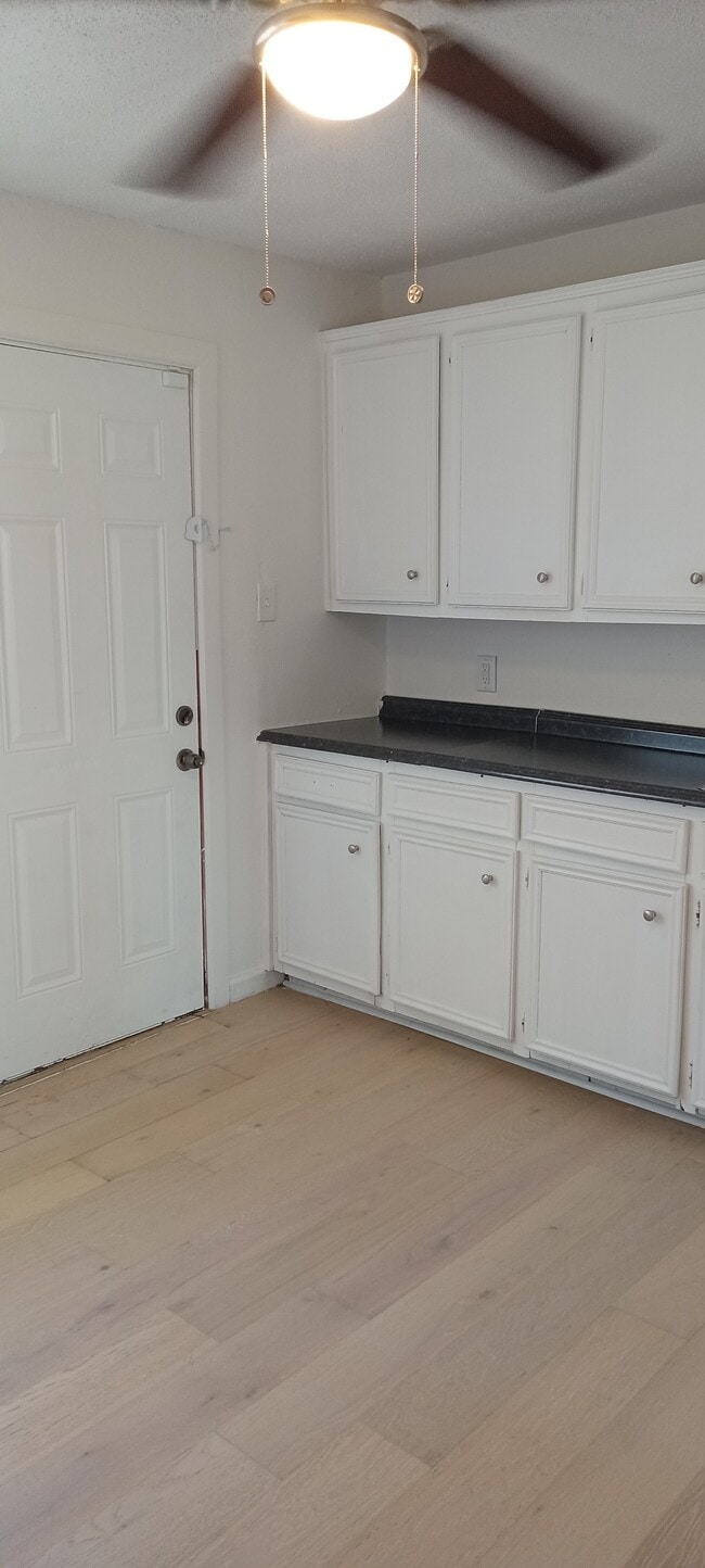 Building Photo - 4230 Beverly Ave