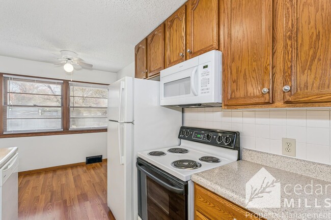 Building Photo - Spacious 3 bedroom - ready for move in!