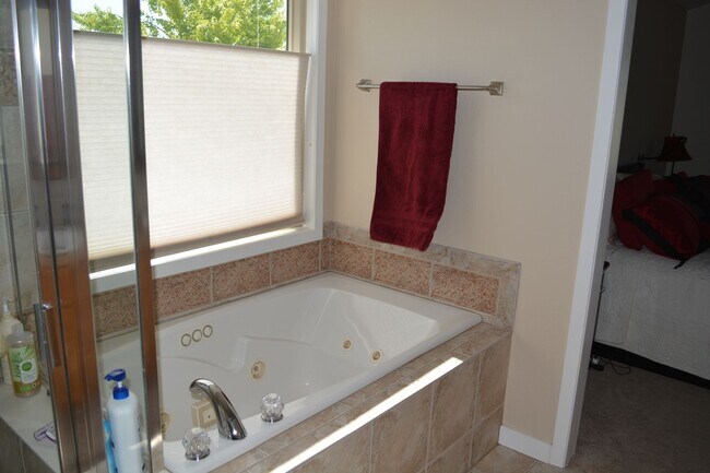 Building Photo - Fully Furnished 4 Bedroom Home