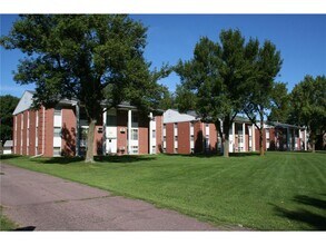 Building Photo - 650 Summit Dr