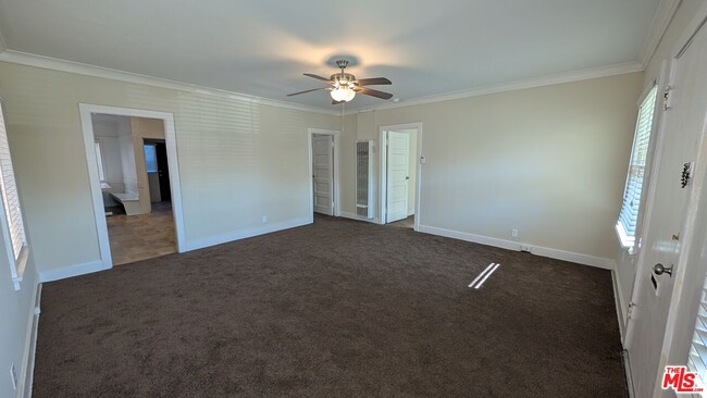 Building Photo - 1153 W 39th St