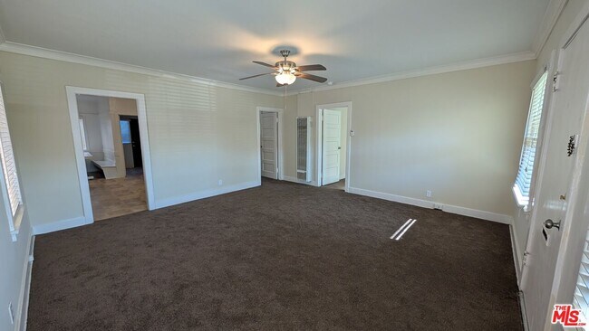 Foto del edificio - 1153 W 39th St