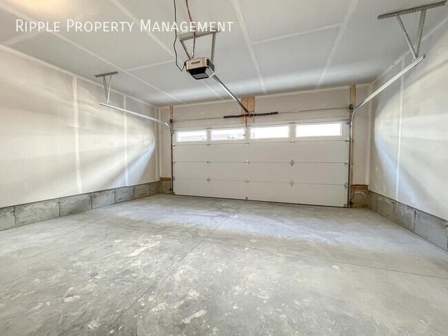 Building Photo - FANTASTIC 4 BEDS/ 2.5 BATHS TOWNHOUSE IN THE COMMUNITY OF REDSTONE