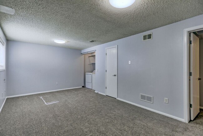 Building Photo - Totally Updated home in Parkwood East