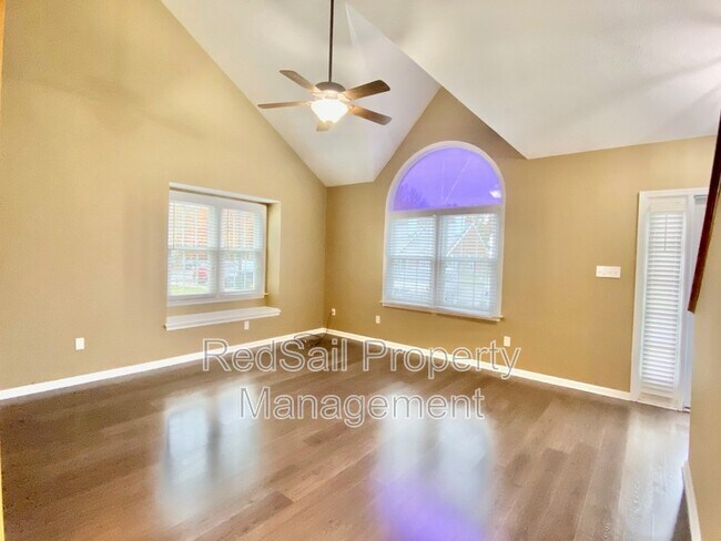 Foto del edificio - 211 Crestwood Ct