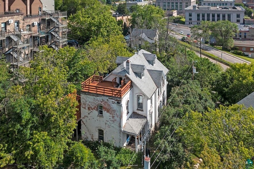 Primary Photo - 119 N 7th Ave W