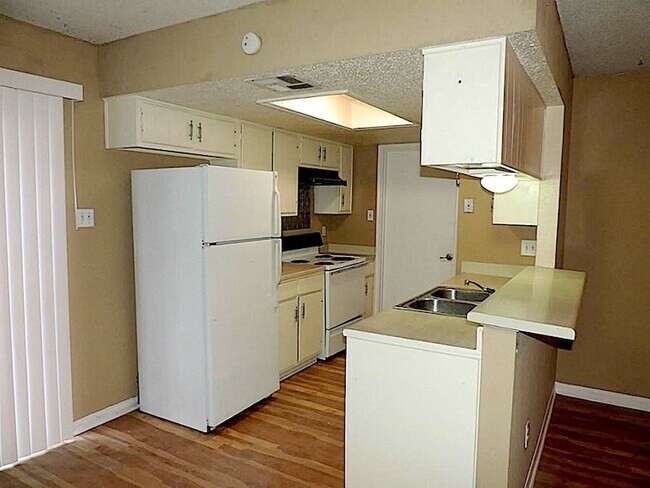 Building Photo - 2523 Woodbough Dr
