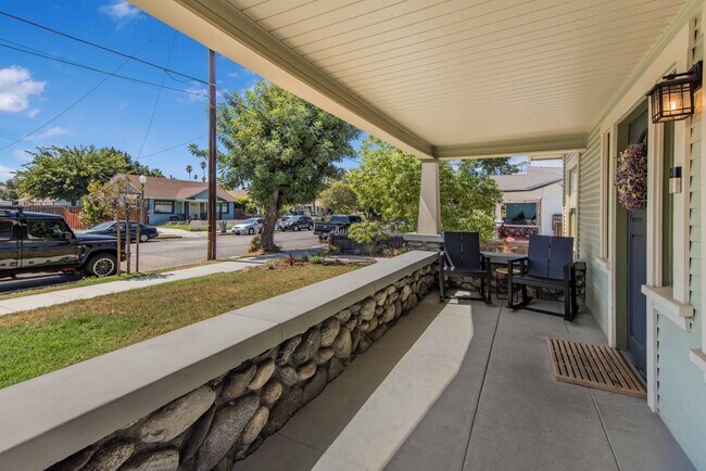 Building Photo - Quaint Suburban Retreat