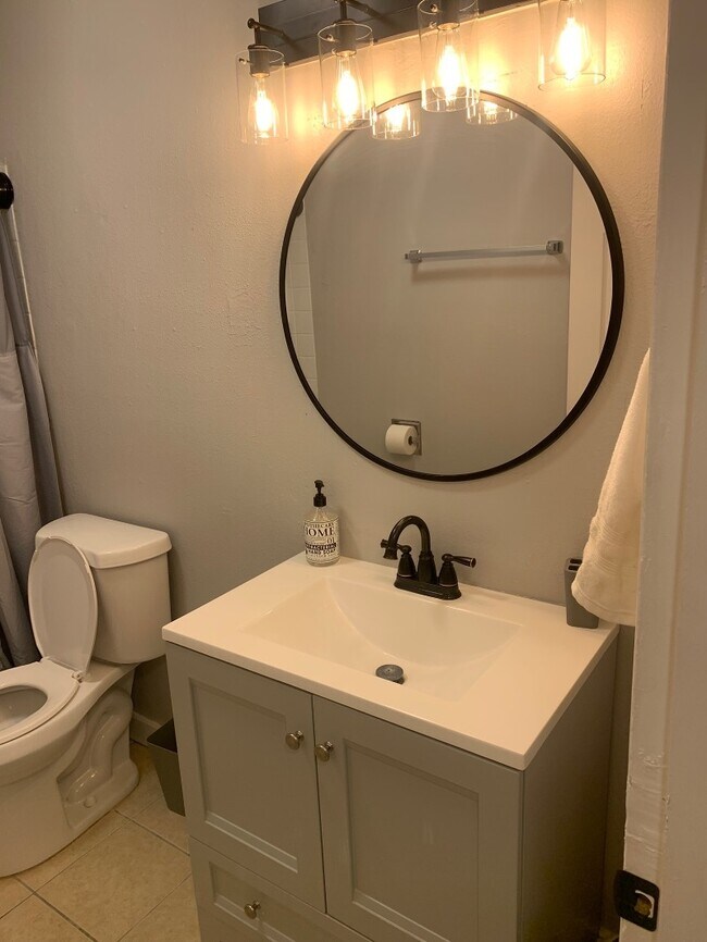 Building Photo - 1100 E Cedar St