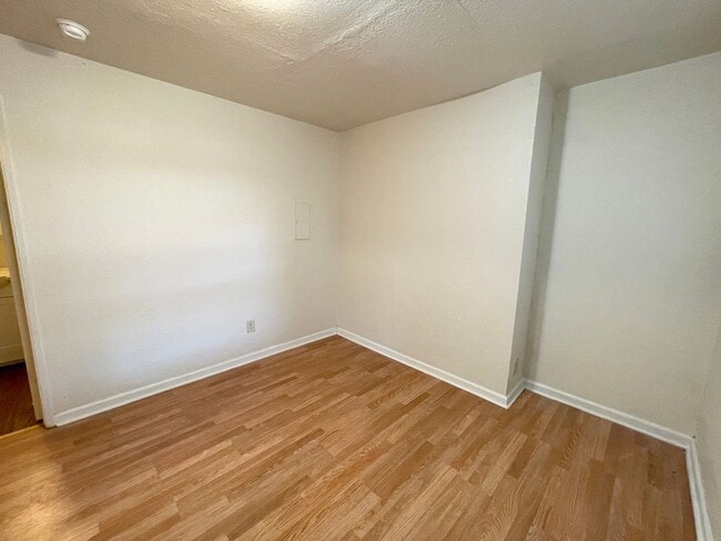 Building Photo - Cozy 1 bedroom available in Woodlawn Terrace