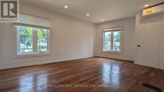 Photo du bâtiment - 1150 Woodbine Ave