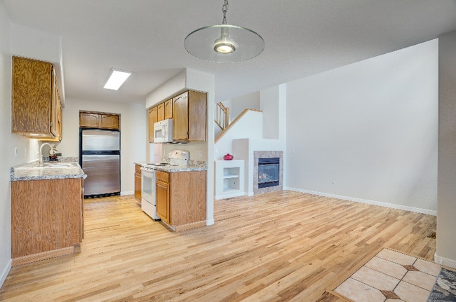 Building Photo - 652 Ridgeview Dr