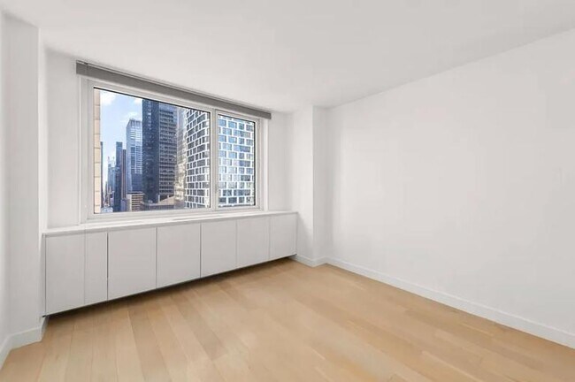 Foto del edificio - 3 bedroom in NEW YORK NY 10019