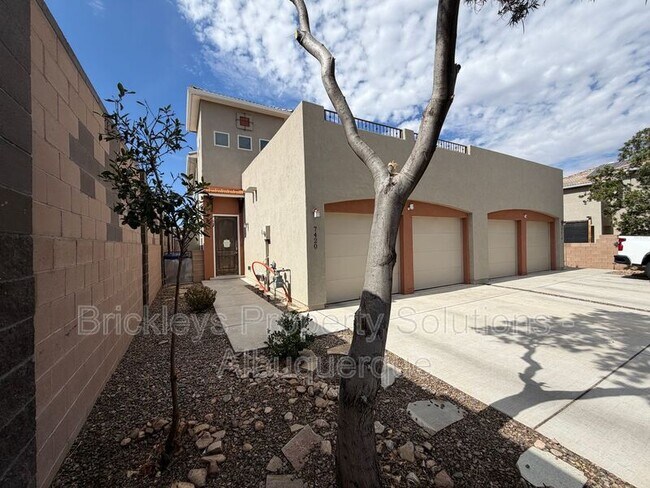 Foto del edificio - 7420 Tangerine Ct NE