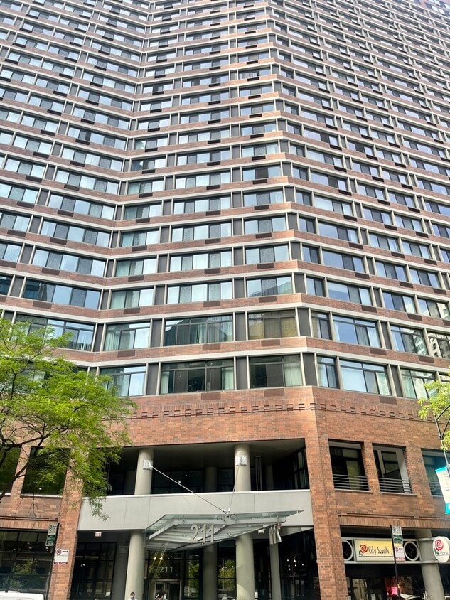 Primary Photo - 211 E Ohio St