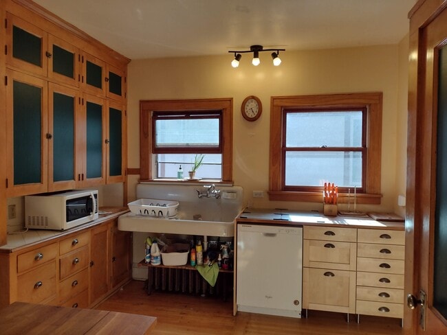 Kitchen - 1895 Portland Ave