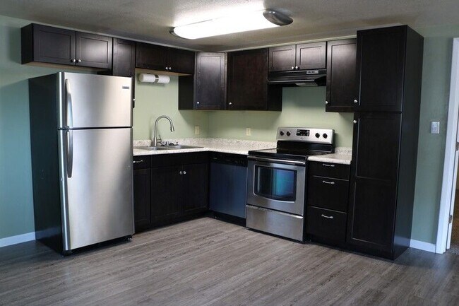 Building Photo - Affordable living in the heart of town