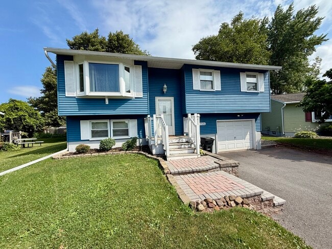 Building Photo - 5526 Taormina Dr